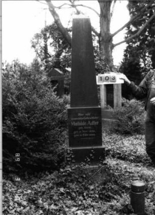 Grabstein 103 (Index: 100093875) Maße HxBxT: 232x43x43 cm Besonderheit: Doppelgrab für Eheleute: Grabstein 103