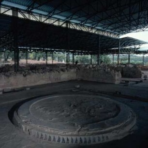 Nestorpalast von Pylos, Kreisrunder Herd im Megaron des Königs. Links hinten der Thron, Laufspirale und Zungenband