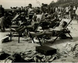 Berlin-Steglitz. Großer Wannsee. Freibad. Sonnenhungrige Badegäste auf Liegestühlen auf der Terrasse