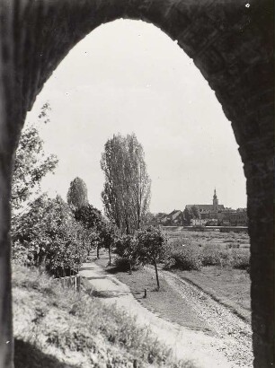 Kitzingen, Landschaft : Kitzingen. Mainaue. Blick durch einen Brückenbogen zur Altstadt mit Pfarrkirche Sankt Johannes