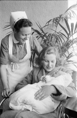 Freiburg: Mutter, Baby und Schwester