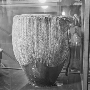 Vitrine mit Trommel, vermutlich eine Abteilung über Kamerun in einem Völkerkundemuseum
