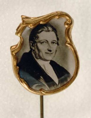 Gabelsberger-Abzeichen (mit langer Nadel) : Medaillensammlung Stenografische Sammlung. Gabelsberger-Abzeichen (Wappenschild mit Brustbild Gabelsbergers, mit langer Nadel; rückseitig: Ges. Gesch.). Metall, Kunststoff; Maße (ohne Nadel) 18 x 15 mm (1900/1926). Dresden: SLUB R c 0376