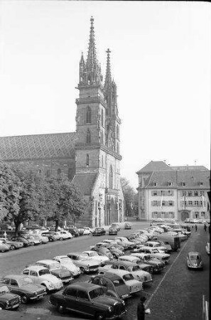 Basel: Münsterplatz mit Münster, von Nordwesten