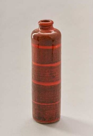 Rot-braune Vase in Flaschenform mit ziegelroten Querringen