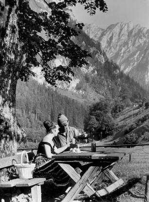 Urlaub in Tirol/Österreich. Hex und Werner bei einem Picknick am Lugauer