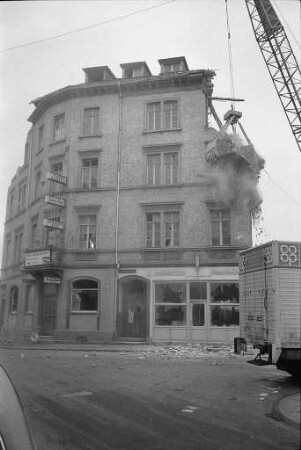 Abriss des Hauses Zähringer Straße 19 Café Roederer Bar mit Korallengrotte im Rahmen der Altstadtsanierung