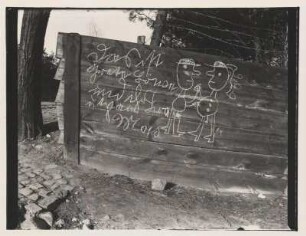 Kindergraffiti auf einem Bretterzaun, vermutlich Westend