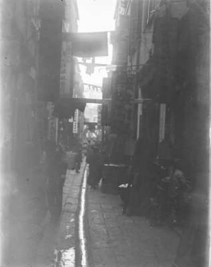 Geschäftsstraße : Blick durch eine Gasse, links und rechts Geschäfte