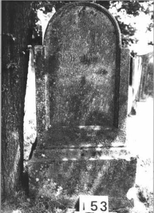 Grabstein 153 (Index: 100085443) Zustand: stark verwittert Maße HxBxT: 119x51x23 cm Beschreibung: Stele, profiliert. Sockel, eingezog. Rundbogenabschl. , Schriftfeld eingetieft: Grabstein 153