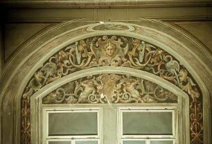 Fensterrahmung mit gekrönter Maske, Greifvögeln, Schlangen, Hasen, Putten und Katzen