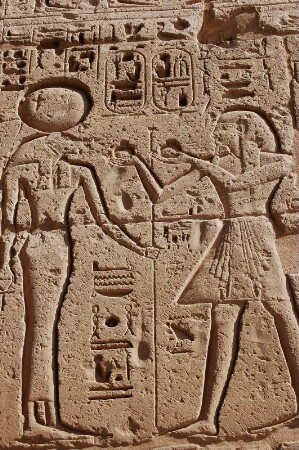 Tempelkomplex von Medinet Habu, Luxor, West-Theben. Darstellung einer Opferszene, dem Gott links (mit Sonnenscheibe) werden Gaben gereicht