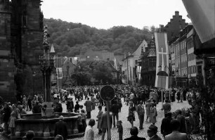 Freiburg: Münsterplatz an Fronleichnam von der Münsterstraße