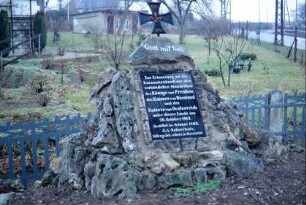 Gedenkstein neben dem Drei-Monarchen-Denkmal