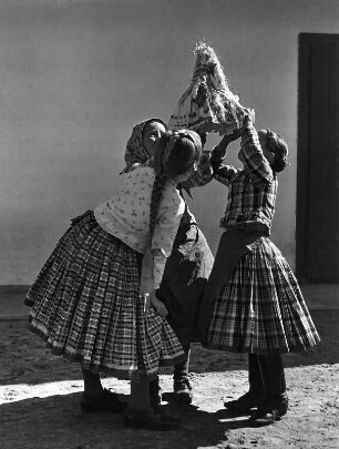 Kinderbilder. Drei Mädchen mit Puppen (wahrscheinlich in Csömör)