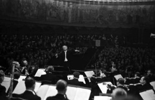 Bukarest: Athenäum, Hans von Benda, Dirigent des Berliner Kammerorchester, am Flügel Dinu Lipatti