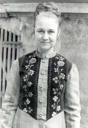 Tracht aus Horno : Kleidung - niedersorbische Tracht. Ort: Rogow / Horno. Aus gestreiftem Rockstoff gefertigtes Kleid. Vorderteil mit Rockband besetzt, nach 1945 angefertigt