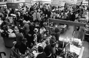 Freiburg: Winterschlussverkauf. Publikum am Ausverkaufstand Oberpaur, Kaiser-Joseph-Str. 208/212