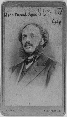 Porträt Alois Schmitt aus seiner Schweriner Amtszeit als Hofkapellmeister 1856-1892. Fotografie (Carte de visite auf Karton mit Atelieraufdruck und Bezeichnung verso) von H. Krüger, Schwerin um 1870. Dresden: Mscr.Dresd.App.503.IV,44