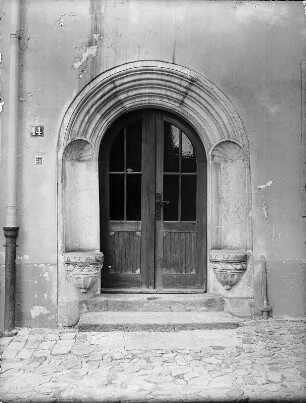 Bautzen, Große Brüdergasse 14. Wohnhaus. Sitznischenportal