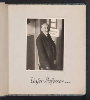 Albumseite mit Abb. 1: Porträt Victor Klemperer : Unserem Ordinarius Herrn Prof. Dr. Viktor Klemperer zu seinem 70. Geburtstag in Liebe und Verehrung. Das Romanische Seminar der Unviversität Halle. Halle, den 9. Oktober 1951