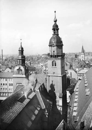 Chemnitz. Blick vom Rathausturm nach Westen mit altem Rathausturm, St. Jakobikirchturm und Paulikirchturm