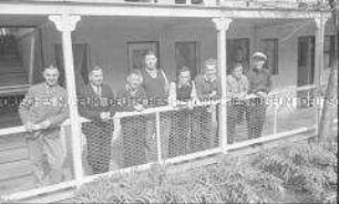 Selbstversenkung des Hochseepassagierdampfers "Columbus" am 19. Dezember 1939, Besatzungsangehörige im Internierungslager auf Angel Island, Kalifornien, auf einer Veranda
