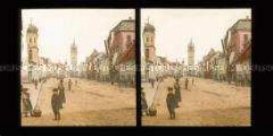 Hauptstraße mit Passanten, Stadtturm und Dreifaltigkeits-Säule in Straubing
