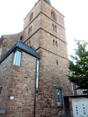 Stadtbefestigung-Wehrturm (Kirchturm von St Wolfgang-einst auch Wehrturm in der Stadtmauer-Schlitzscharte im Mittelgeschoß) - Ansicht von Nordwesten über ehemalige Feldseite