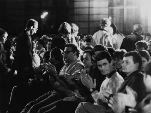 Publikum bei einem Konzert anläßlich der Werkstattwochen der FDJ-Singebewegung vor dem ehemaligen Zeughaus (Museum für Deutsche Geschichte)