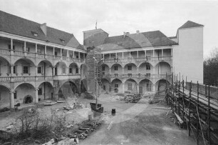 Schlosshof Brieg mit Arkadengängen