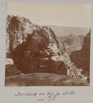 Durchblick vom Wege zu ed-der [Petra] nach SO