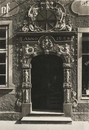 Ostpreußen. Elbing. Altes mit Ornamenten und Wappen verziertes Portal (1634) eines Bürgerhauses in der Heilige-Geiststraße. Die Motive der Reliefs zeigt Nixen und Fische.