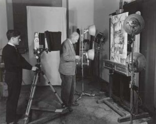 Deutsche Fotothek. Fotografenmeister Rudolph Kramer und Assistent während der Aufnahme eines Gemäldes, 1959. Dresden-Altstadt, Augustusstraße 2, Atelier Deutsche Fotothek