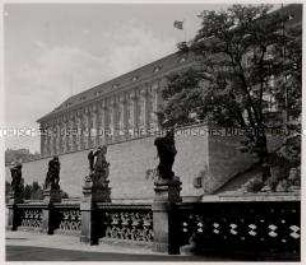 Prag, Palais Czernin, Plastiken des Loreto-Komplexes