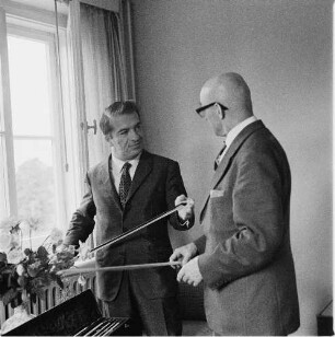 Ruggiero Ricci zu Besuch bei Bogenbauer Heinz Dölling. Erlbach-Wernitzgrün (Vogtland), 1961