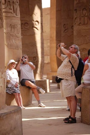 Touristen im Säulensaal des Amun-Tempels von Karnak, Luxor