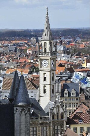 Gent - Turm der Post : Blick vom Belfried-Glockenturm auf den Kleinen Turm des historischen Postgebäudes, aufgenommen in Gent am 1. April 2010