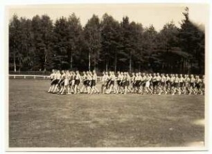 Gartenanlage Stadion Sachsenring, Bad Elster: Sportfeld mit gehenden Sportlern