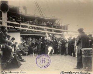 Passagierdampfer Cleveland. Bordspiele (Handkarrenlaufen) an Deck