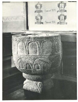 Bau - romanischer Taufsteinl