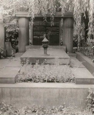 Grabmal für den Architekten Jan Kotěra : Grabmal für den Architekten Jan Kotěra. Sandstein, Diorit. Prag-Vinohrady, Friedhof Vinohrady