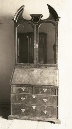 Schreibschrank, 1730/1740 : Schreibschrank. Eiche in gebeizter Birkenmaser furniert, Ahorn- und Birnbaumeinlagen, Messingbeschläge, graviert, Spiegelglas; 232 x 104 x 61 cm (1730/1740). Moritzburg, Schloss Moritzburg