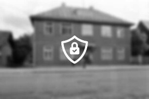 Keila (Estland): Besuch der Barsbütteler Partnerstadt Keila mit Privatinitiative "Hilfe für Keila": Gebäude: davor drei Personen