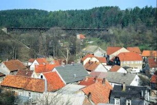 Blick über den Ort; Eisenbahnviadukt
