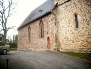 Kirche von Südosten über Traufseite mit Langhaus sowie Kirchturmbasis