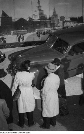 Ein GAZ M-20 Pobeda der sowjetischen Sektion auf der Leipziger Frühjahrsmesse