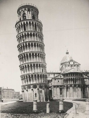 Pisa. Italien. Ansicht des von 1173 bis 1372 errrichteten Schiefen Turmes. Dahinter der Dom zu Pisa, zu dem der Schiefe Turm gehört. Ansicht von Osten mit Blick auf die Apsis