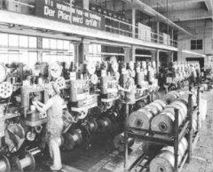 Arbeiterinnen in der Fertigungshalle des Kombinat VEB Kabelwerk Oberspree (KKWO), Zweigbetrieb Berlin-Oberschöneweide