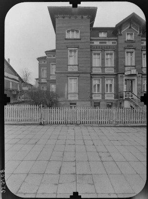 Görlitz, Dr.-Kahlbaum-Allee 22. Wasserheil- und Badeanstalt "Freisebad" (1887). Straßenfront (Teilansicht)